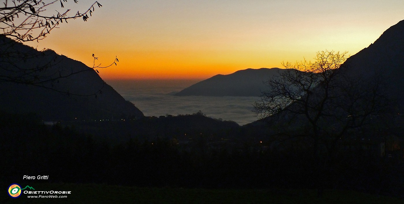 97 Tramonto su un lago di nebbia !.JPG